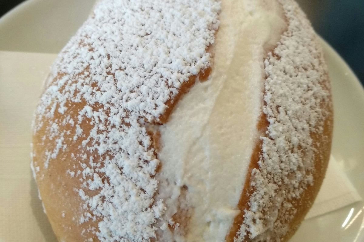 Il maritozzo salato che rivoluziona l’aperitivo: stile unico e gusto irresistibile