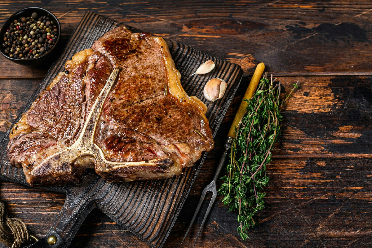 Il modo migliore per ottenere una costata di manzo alla griglia tenera, succosa e saporita