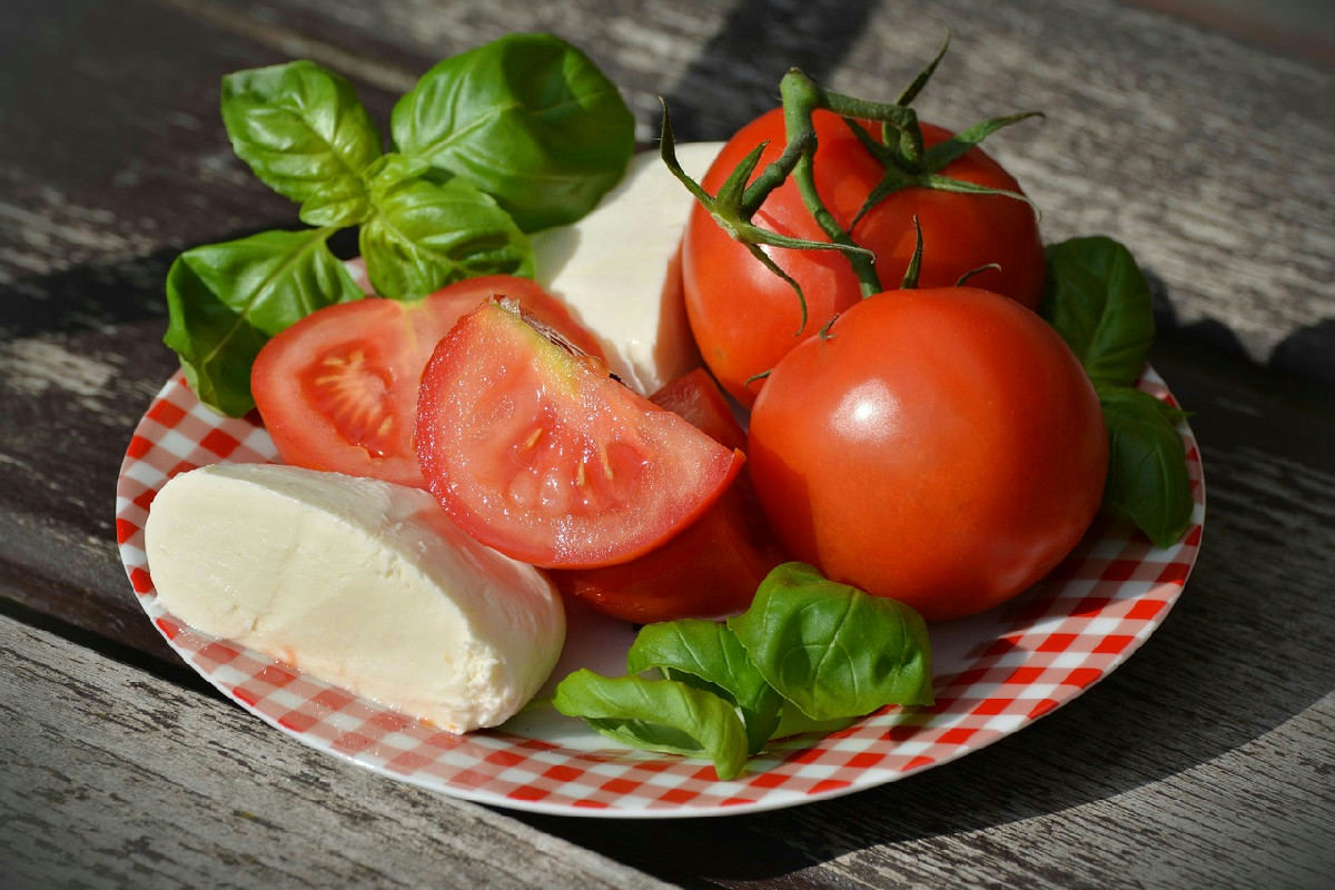 Mozzarella vegetale: scopri ingredienti e negozi per un’alternativa fresca e genuina