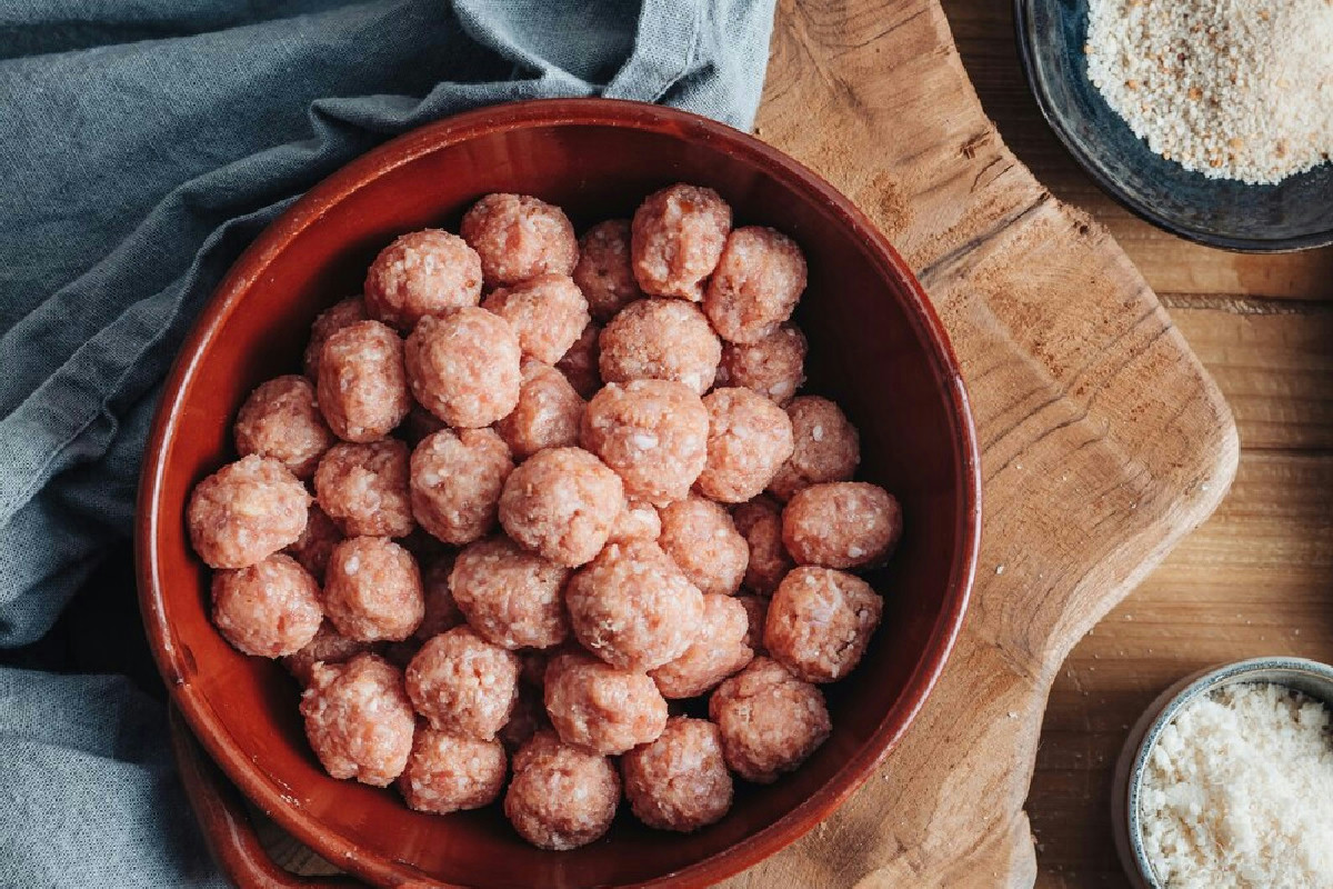 Polpette dorate e leggere nella friggitrice ad aria: la ricetta croccante per la suocera