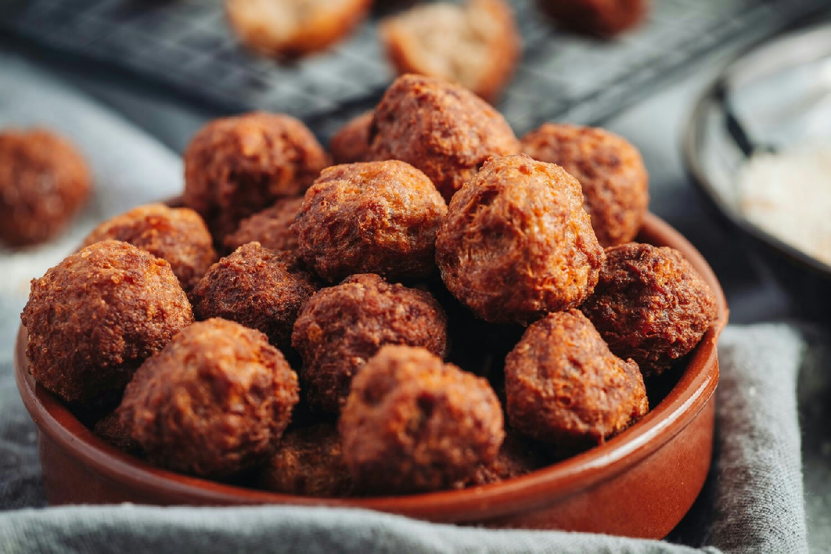 Polpette dorate e leggere nella friggitrice ad aria: la ricetta croccante per la suocera