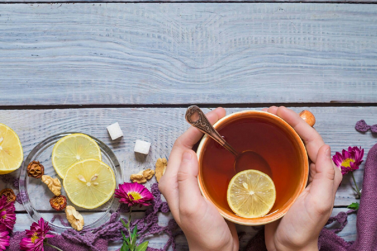 Rimedi naturali per depurare l’organismo dopo le feste: la tisana da bere ogni sera prima di dormire
