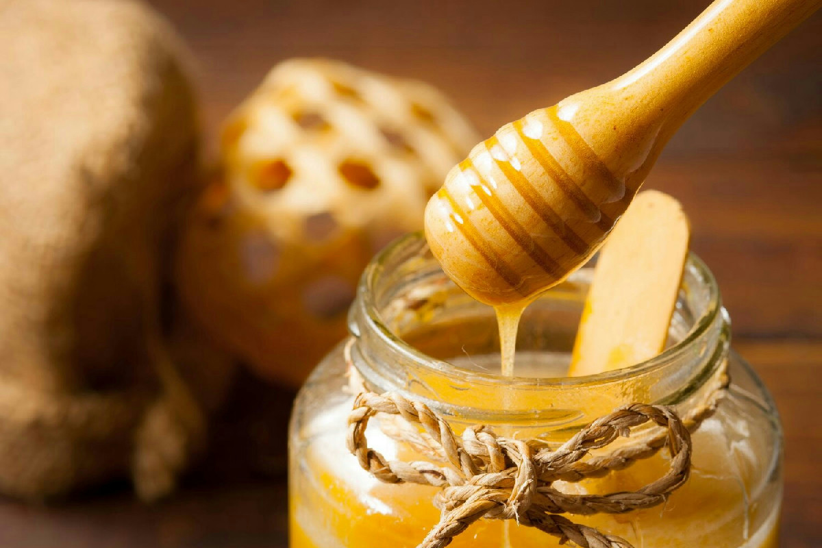 Sai perché il miele si indurisce e come farlo tornare subito vellutato in tavola?
