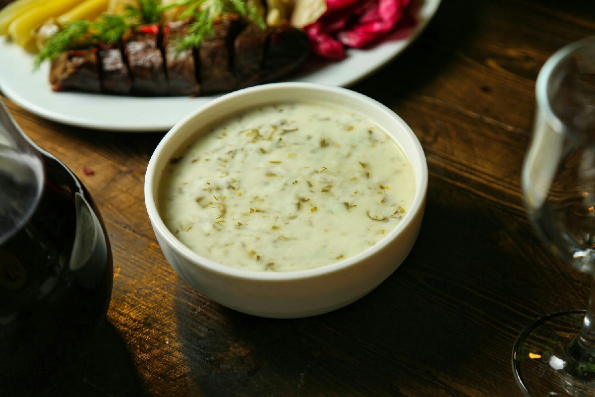 Salsa olandese cremosa e vellutata senza complicazioni: il segreto per una preparazione perfetta in cucina