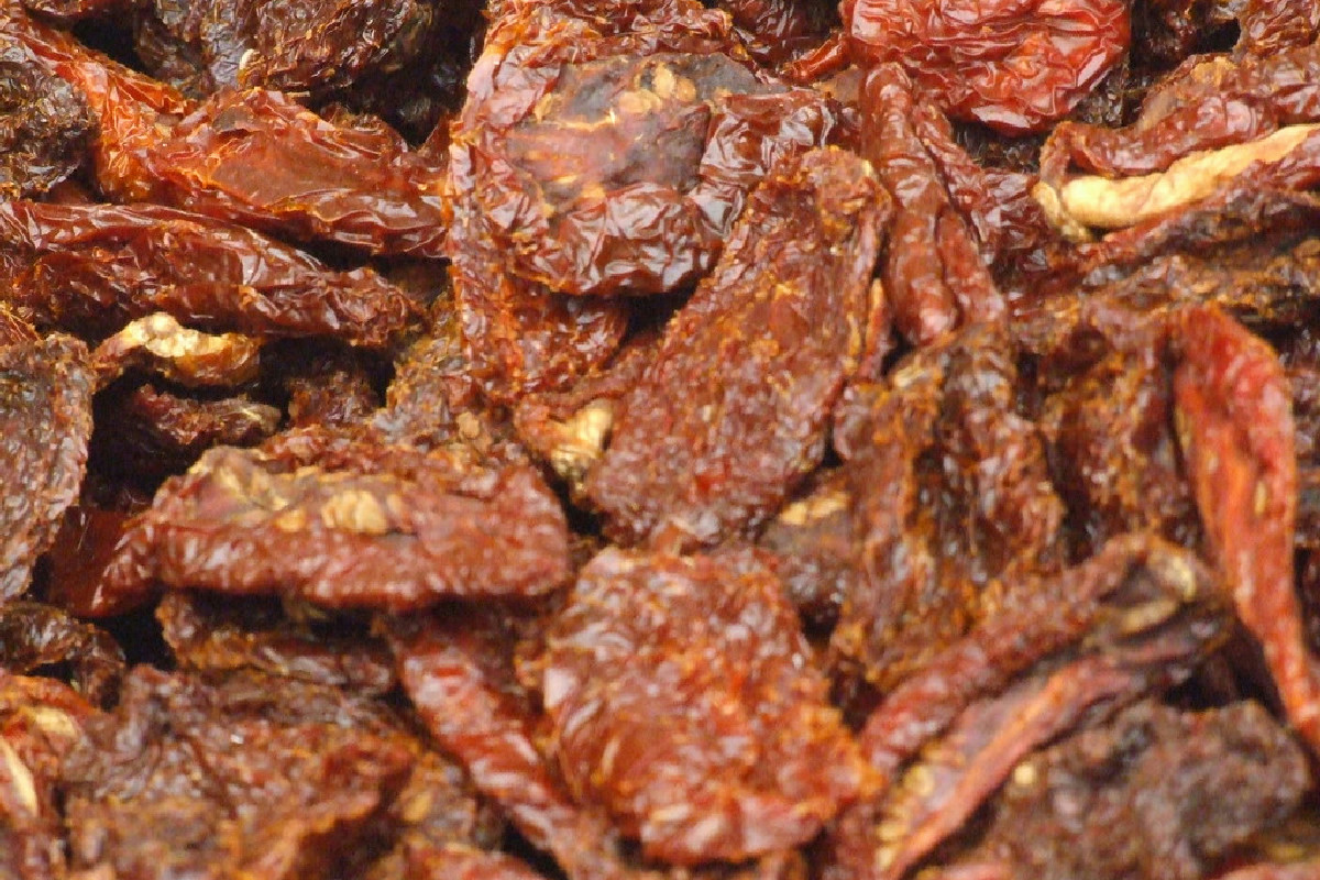 Il segreto per conservare il sapore intenso dei pomodori secchi immersi nell’olio fragrante