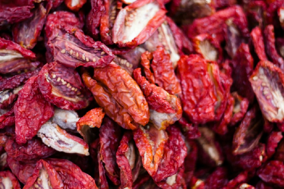 Il segreto per conservare il sapore intenso dei pomodori secchi immersi nell’olio fragrante