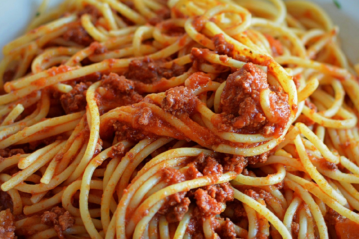 Il segreto degli spaghetti al tonno alla romana: un tocco tradizionale intenso e avvolgente