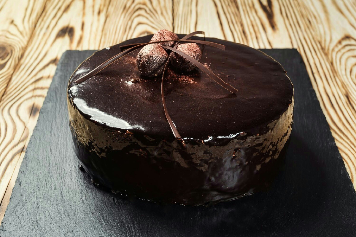 La torta Sacher rinnovata: mandorle croccanti e un tocco di olio pregiato in cucina