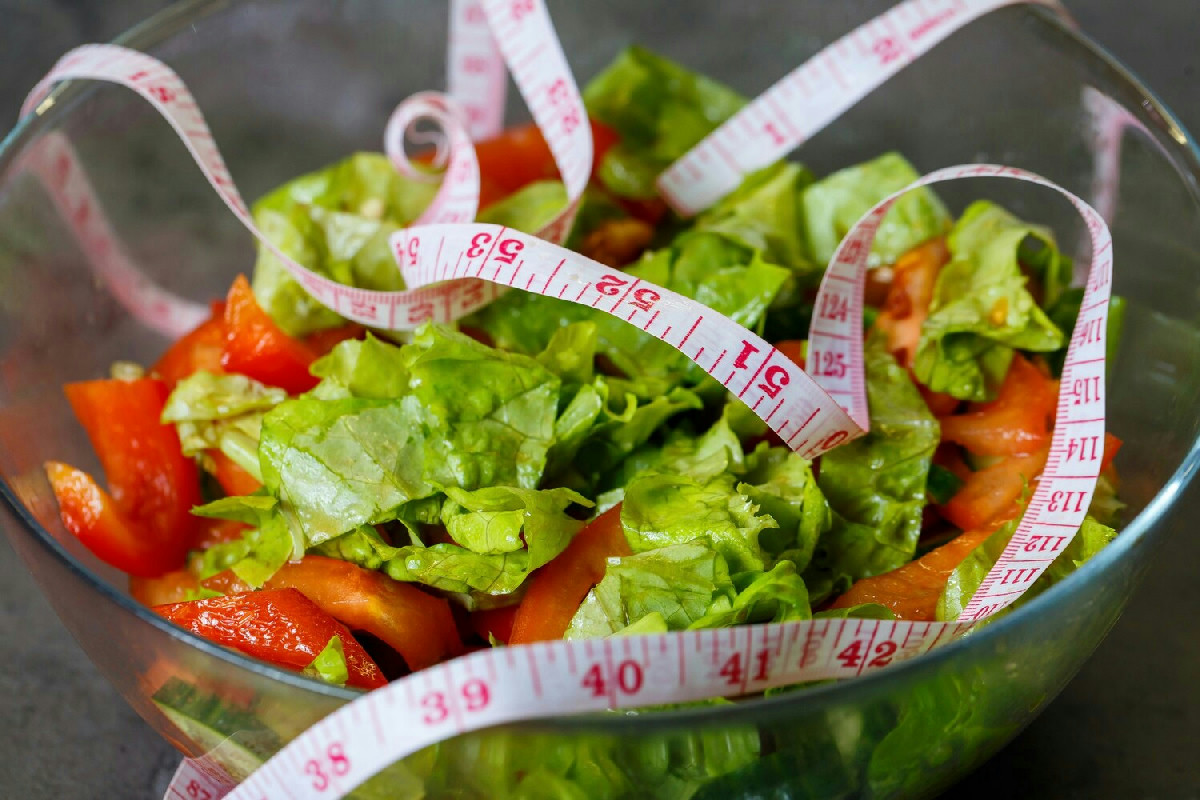 Tre comportamenti alimentari che rallentano il benessere e bloccano i progressi fisici continui