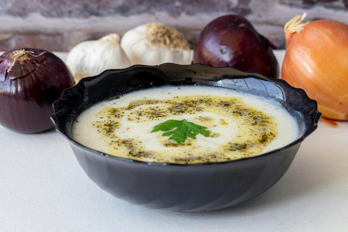 Zuppa di cipolle con formaggio Emmentaler: la ricetta calda ideale per le serate invernali